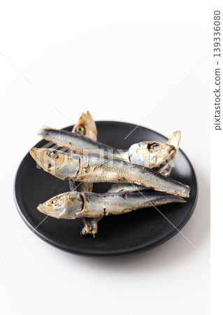 盤子裡盛著乾沙丁魚（日本國產鳀魚）。 139336080