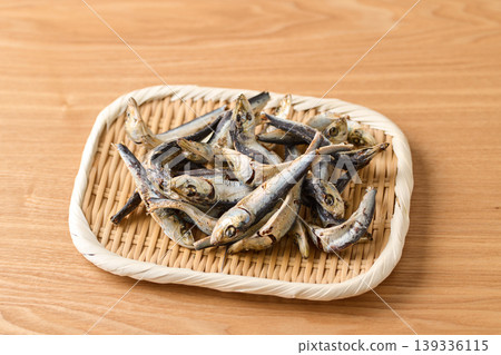 籃子裡盛放著乾沙丁魚(日本國產鳀魚)。 籃子裡盛放著乾沙丁魚(日本國產鳀魚)。 139336115