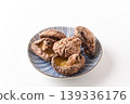 盤子裡盛著乾香菇 139336176