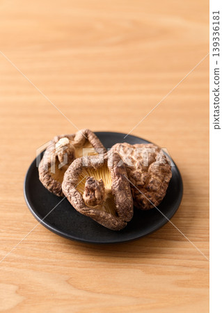 盤子裡盛著乾香菇 盤子裡盛著乾香菇 139336181