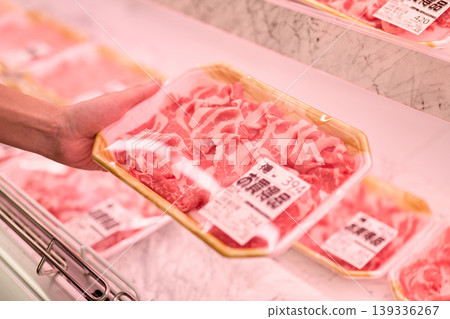 Take a piece of pork in your hand. 139336267