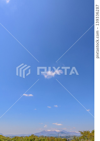 The fresh green leaves of Shiraishi River, the lingering snow of Zao, and the blue sky. 139336287