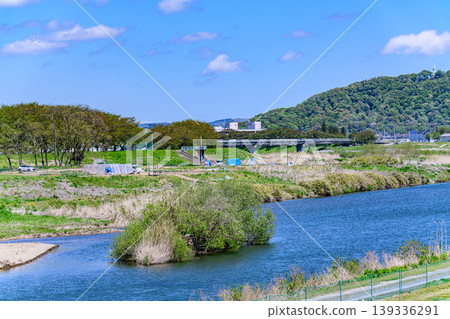 The fresh green leaves of Shiraishi River, the lingering snow of Zao, and the blue sky. 139336291