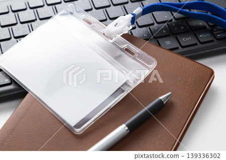 電腦、員工證和筆記本 電腦、員工證和筆記本 139336302