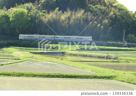 早春的鄉村景觀和奧米鐵路 139336336
