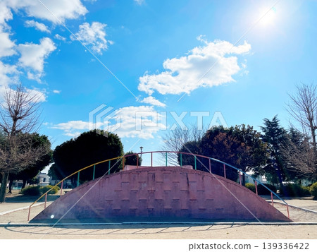 The dazzling sun and the park scenery The dazzling sun and the park scenery 139336422