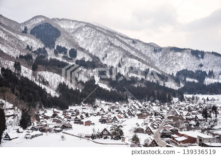 A view of the snow-covered Shirakawa-go Gassho Village from the observation deck of Shiroyama Castle Tower. A view of the snow-covered Shirakawa-go Gassho Village from the observation deck of Shiroyama Castle Tower. 139336519