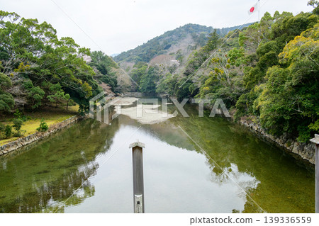 伊勢神宮：宇治橋和五十鈴河的木製柵欄柱 139336559