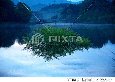 在湖表面反射的山 在湖表面反射的山 139336772