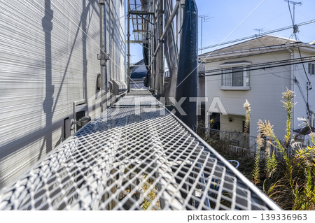 獨立式住宅外牆翻新：新壁板和鷹架走道。 139336963