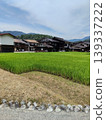 日本鄉村風光和傳統木屋。山村和稻田。夏季白川鄉的房屋和稻田。 139337222