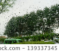 雨天的窗玻璃和水滴 139337345