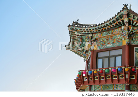 Blue sky and roofs of Buddhist temples and temples Blue sky and roofs of Buddhist temples and temples 139337446