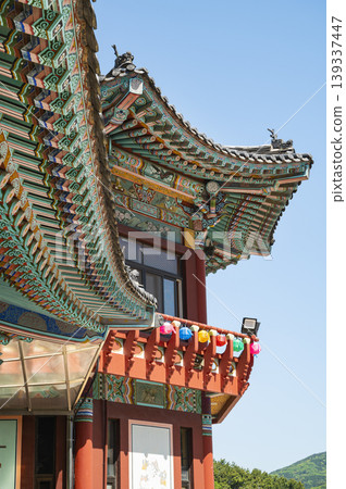 Blue sky and roofs of Buddhist temples and temples Blue sky and roofs of Buddhist temples and temples 139337447