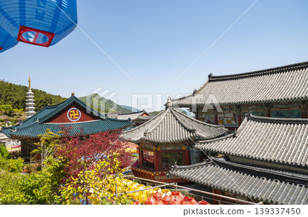 Blue sky and roofs of Buddhist temples and temples Blue sky and roofs of Buddhist temples and temples 139337450
