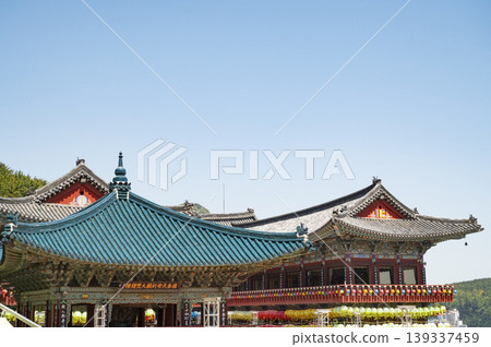 Blue sky and roofs of Buddhist temples and temples Blue sky and roofs of Buddhist temples and temples 139337459