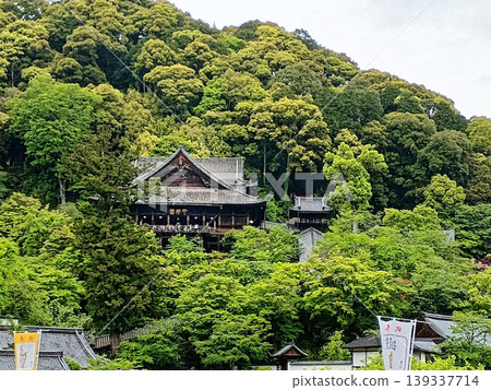 下雨天,寺廟大殿綠樹環繞,景色宜人。 下雨天,寺廟大殿綠樹環繞,景色宜人。 139337714