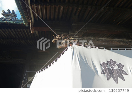 尾道常泉寺的佛教帷幔和帶有笹林堂家徽的木雕。 尾道常泉寺的佛教帷幔和帶有笹林堂家徽的木雕。 139337749