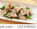 Quickly cooked snap peas and pork 139338022