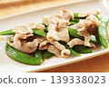 Quickly cooked snap peas and pork 139338023
