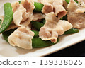 Quickly cooked snap peas and pork 139338025