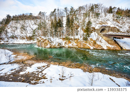 Snow scene Sho River flowing through Shirakawa-go Snow scene Sho River flowing through Shirakawa-go 139338375