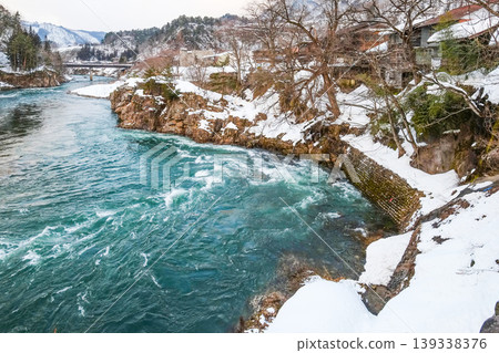 Snow scene Sho River flowing through Shirakawa-go Snow scene Sho River flowing through Shirakawa-go 139338376