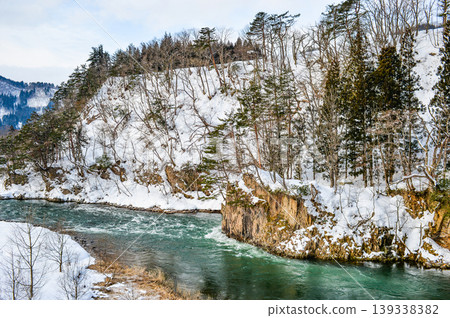 Snow scene Sho River flowing through Shirakawa-go Snow scene Sho River flowing through Shirakawa-go 139338382