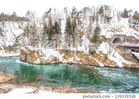 Snow scene Sho River flowing through Shirakawa-go 139338386