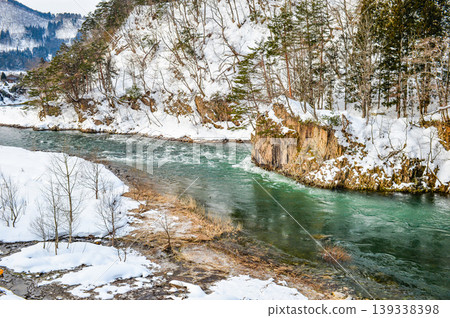 Snow scene Sho River flowing through Shirakawa-go Snow scene Sho River flowing through Shirakawa-go 139338398