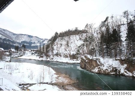 Snow scene Sho River flowing through Shirakawa-go Snow scene Sho River flowing through Shirakawa-go 139338402