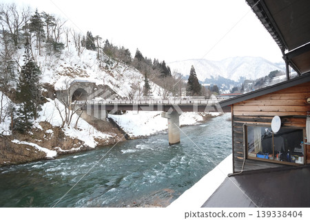 Snow scene Sho River flowing through Shirakawa-go Snow scene Sho River flowing through Shirakawa-go 139338404