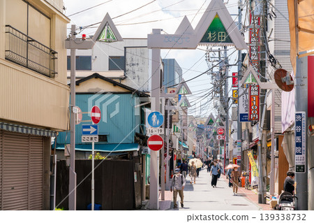 神奈川縣:日本都會景觀-京濱急行線杉田車站前的商業街(2025年4月) 神奈川縣:日本都會景觀-京濱急行線杉田車站前的商業街(2025年4月) 139338732