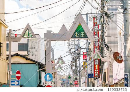 神奈川縣:日本都會景觀-京濱急行線杉田車站前的商業街(2025年4月) 神奈川縣:日本都會景觀-京濱急行線杉田車站前的商業街(2025年4月) 139338733