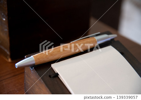 飯店房間便條本和書寫工具（圖） 139339057