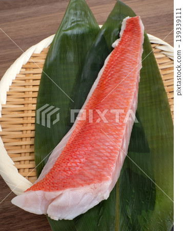 金鯛魚刺身,汆燙後製成。 金鯛魚刺身,汆燙後製成。 139339111