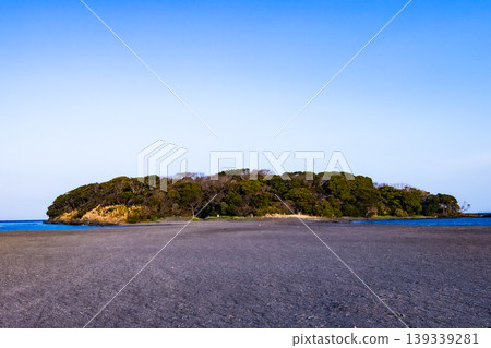 沖之島，擁有蔚藍的大海和天空。 139339281