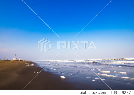 Blue sky and the foam on the waves of Kujukuri Blue sky and the foam on the waves of Kujukuri 139339287
