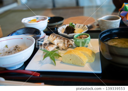 豪華飯店的早餐圖片，包括日式料理、懷石料理和京都家常菜（obanzai）。 139339553