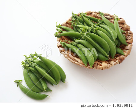 白色背景上的採摘豌豆。 139339911