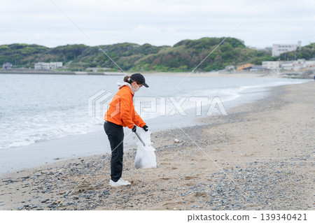 人們在海灘上撿垃圾 人們在海灘上撿垃圾 139340421