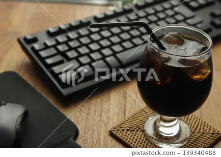 在家工作時使用電腦 在家工作時使用電腦 139340488