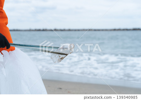 人們在海灘上撿垃圾 139340985