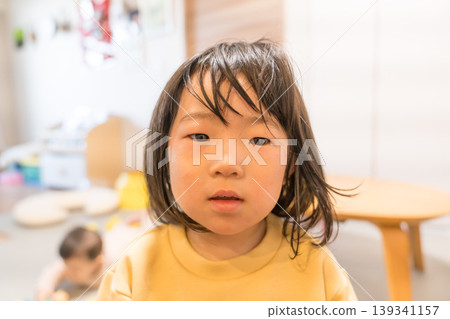一個日本小女孩在客廳抬頭看著窗外。 139341157