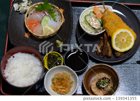 A delicious-looking fried food set meal A delicious-looking fried food set meal 139341355
