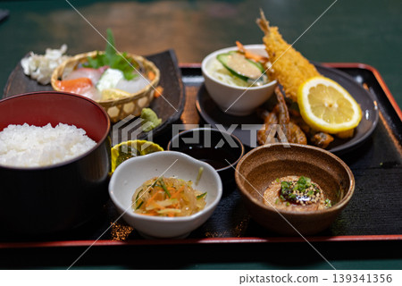 看起來很美味的炸物套餐 看起來很美味的炸物套餐 139341356
