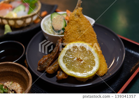 看起來很美味的炸物套餐 看起來很美味的炸物套餐 139341357