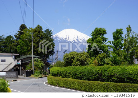 從靜岡縣禦殿場市禦殿場中央公園附近眺望富士山的景色。 從靜岡縣禦殿場市禦殿場中央公園附近眺望富士山的景色。 139341519