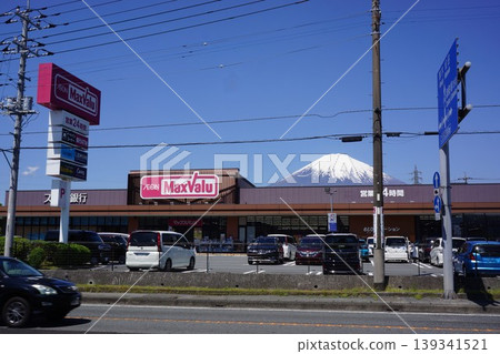 從靜岡縣禦殿場市禦殿場中央公園附近眺望富士山的景色。 139341521