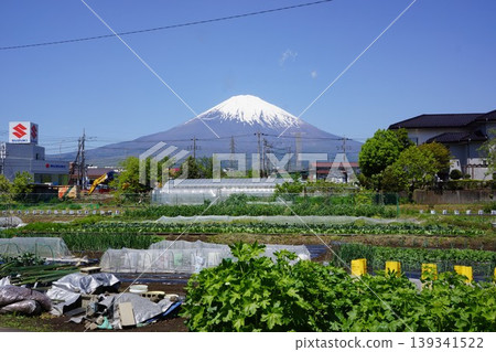 從靜岡縣禦殿場市禦殿場中央公園附近眺望富士山的景色。 139341522